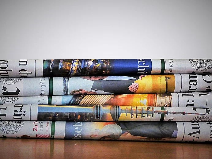 Zeitungsstapel auf Tisch